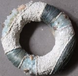 Couronne en plastique decore coquillages/perles bleu/blanc, taille 12cm